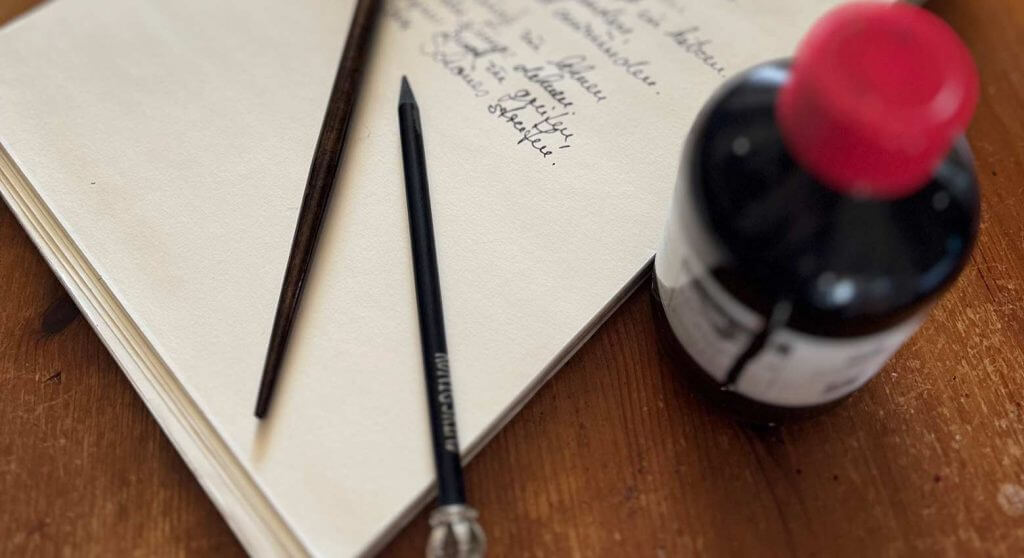 Ausschnitt von Papier, Tinte und Schreibutensilien