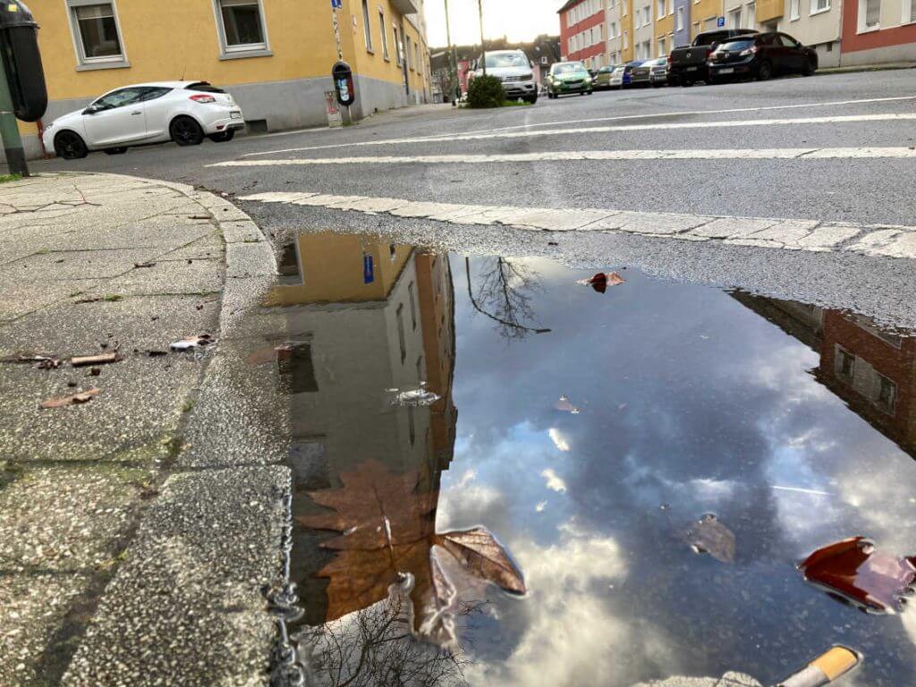 Spiegelung des Himmels in einer Pfütze.