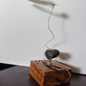 Schwebende Feder über einem Stein