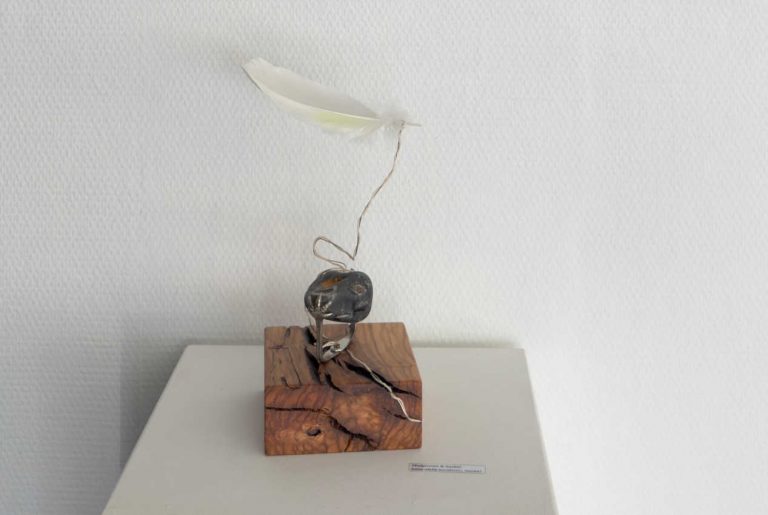 Skulptur von Stein und Feder von Alfhild Dukat