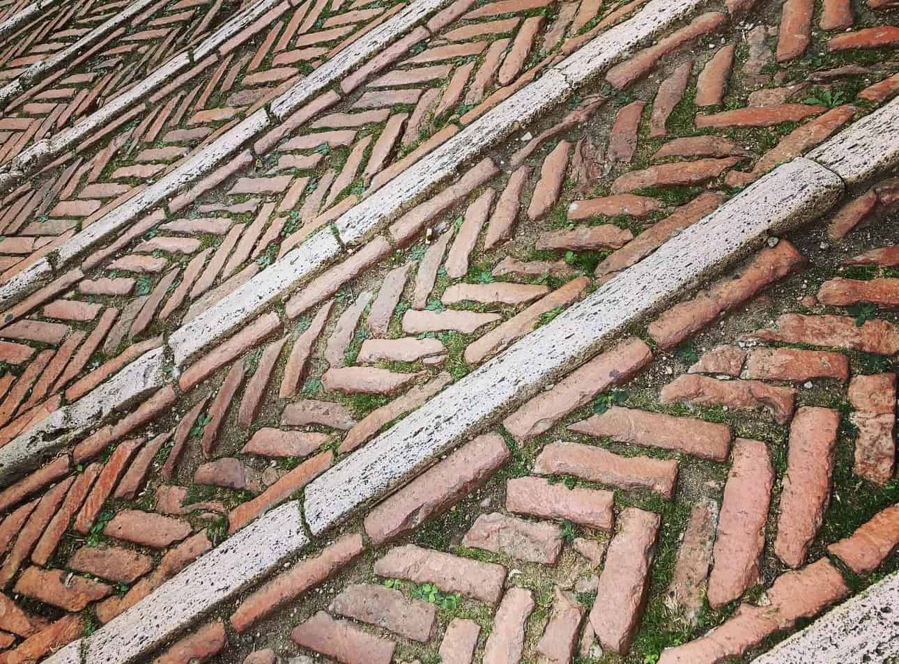 Kunstvoll verlegter Steinboden